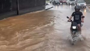 Após obras de drenagem, rotatória da Uema continua alagando