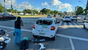 Motociclista fica ferido após bater em carro na Av. Carlos Cunha
