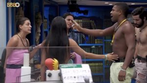 Davi e Bia se desentendem. Imagem: Reprodução/ Globoplay