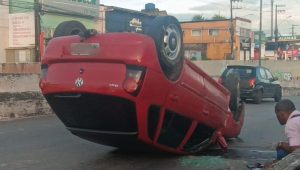 Condutor perde controle e capota no elevado da Cohab