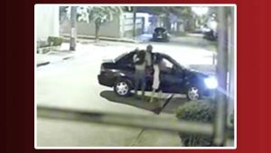 Mulher é arrastada após tentar evitar que criminosos levem pai dentro de carro