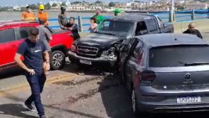 Vídeo: acidente entre três veículos causa congestionamento na Ponte do São Francisco