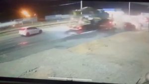 Vídeo mostra momento em que carreta atinge carros na BR-135