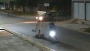 Vídeo: Homem flagrado agredindo ex-companheira com socos e pontapés é preso