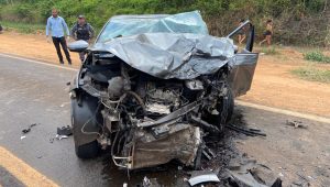 Acidente deixa duas pessoas mortas e três feridas na BR-222