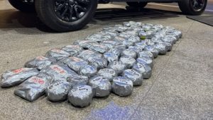 Homem é preso com mais de 43 kg de haxixe escondidos em fundo falso de carro