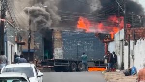 Vídeo: caminhão baú encosta em fiação elétrica e pega fogo no Cruzeiro do Anil