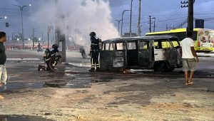 Kombi pega fogo enquanto abastecia em posto de combustível