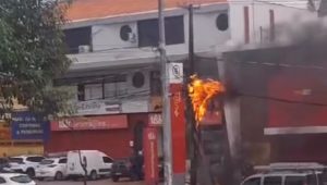 Vídeo: poste de energia e telefonia pega fogo na Avenida Jerônimo de Albuquerque