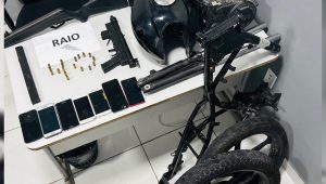 Mulher é presa com submetralhadora e rifle guardados em casa