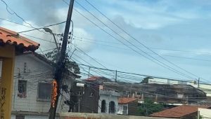 Vídeo: poste pega fogo na Avenida dos Franceses na Alemanha