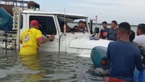 Caminhonete e produtos de embarcação que naufragou em Atins são recuperados
