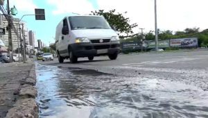Esgoto estourado causa transtornos a quem trabalha ou transita pelo Renascença