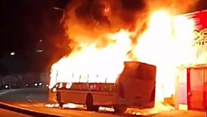 Vídeo: ônibus pega fogo no bairro Cruzeiro do Anil