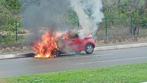 Carro de passeio pega fogo na Via Expressa, em São Luís