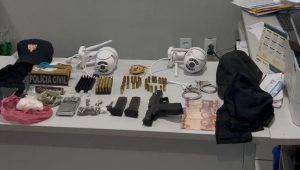 Homem é preso em Caxias com arma, drogas e veículo roubado