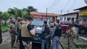Duas pessoas são presas em flagrante com armas de fogo e drogas em Arari