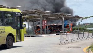 Vídeo: ônibus pega fogo no terminal da Praia Grande