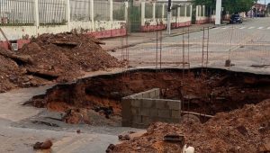 Cratera formada após chuvas causa transtornos em via próximo à UPA do Maiobão