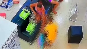 Vídeo: mulher furta bolsa em loja e pede ‘ajuda’ de criança para esconder objeto