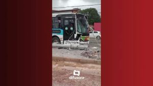 Vídeo: Ônibus colide com poste e deixa trânsito lento na MA-201
