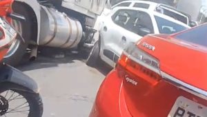 Vídeo: Veja o momento exato em que caminhão causa engavetamento na Av. Jerônimo de Albuquerque
