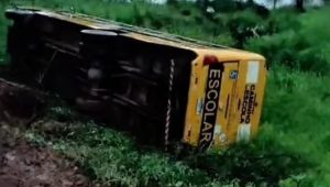 Acidente envolvendo ônibus escolar deixa dois jovens mortos e crianças feridas