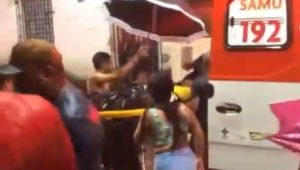 Chuva dificulta socorro do SAMU a jovem que sofreu acidente de moto; veja vídeo