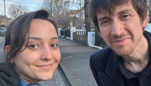 Maranhense viraliza ao publicar foto com Alex Turner, vocalista do Arctic Monkeys