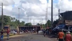 Acidente com veículos de carga e motocicleta bloqueia trecho da BR-135