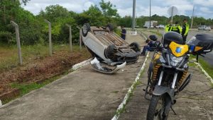 Carro capota após motorista perder controle em pista molhada na Via Expressa