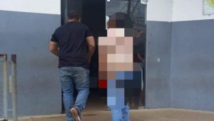 Homem é preso ao fazer buracos em muro para espionar vizinha tomar banho