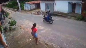 Vídeo: Mulher é assassinada a tiros na porta de casa em São João do Carú
