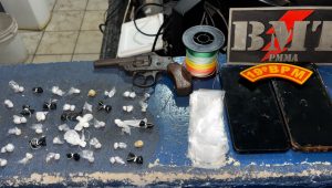 Polícia Militar apreende drogas e arma de fogo em residência na cidade de Pedreiras
