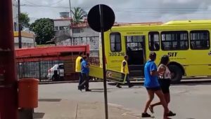 Tá viva: porta de ônibus cai dentro do Terminal do São Cristóvão  