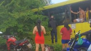 Vídeo: Motorista passa mal e perde o controle de ônibus no Itapiracó