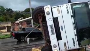 Vídeo: Derramamento de óleo complica trânsito na Vila Maranhão