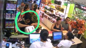 Vídeo mostra momento em que mulher compra chocolate que foi envenenado por ela para oferecer à família em ITZ