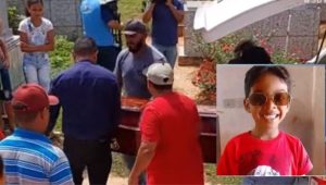 Vídeo: tristeza e revolta marcam enterro de menino que morreu após comer ovo de Páscoa envenenado