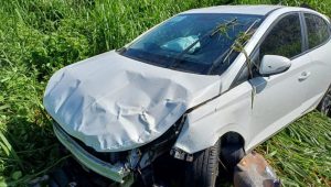 Após perder controle de carro em curva, motorista bate o veículo e fica ferida gravemente