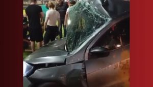 Vídeo: veja o momento em que carro bate contra poste na Avenida dos Holandeses; veículo se partiu ao meio