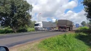 Trânsito na BR-135 é liberado após bloqueio em protesto contra problemas na infraestrutura