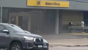 Vídeo: incêndio atinge agência bancária no São Cristóvão