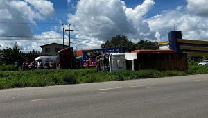Carreta e caminhões se envolvem em grave acidente na BR-135, um caminhão tombou na pista