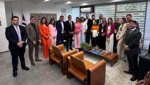 Senador recebe comitivas de prefeitos maranhenses durante Marcha dos Prefeitos em Brasília