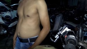 Motociclista é assaltado e forçado a ceder camisa para criminoso não ser picado por mosquitos
