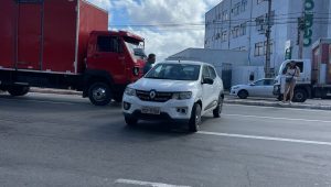 Acidente com caminhão baú e veículo de passeio é registrado na Avenida Jerônimo de Albuquerque