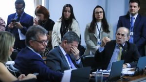 De lados opostos, senadores discutem destinação de 20% das vagas no parlamento para mulheres