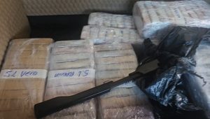 Caminhão com 240 tabletes de cocaína e mais de R$ 150 mil em espécie é interceptado na entrada de São Luís