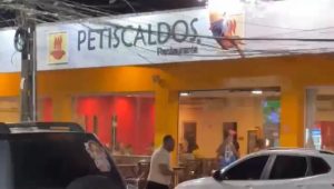 Homem se joga contra fiação elétrica duas vezes e tenta assumir direção de viatura no Cohatrac